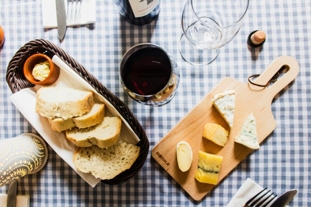 Cheese-and-Wine-Welcome-Treats-Photography-louis-hansel- - Travellarks Cheese-and-Wine-Welcome-Treats-Photography-louis-hansel-