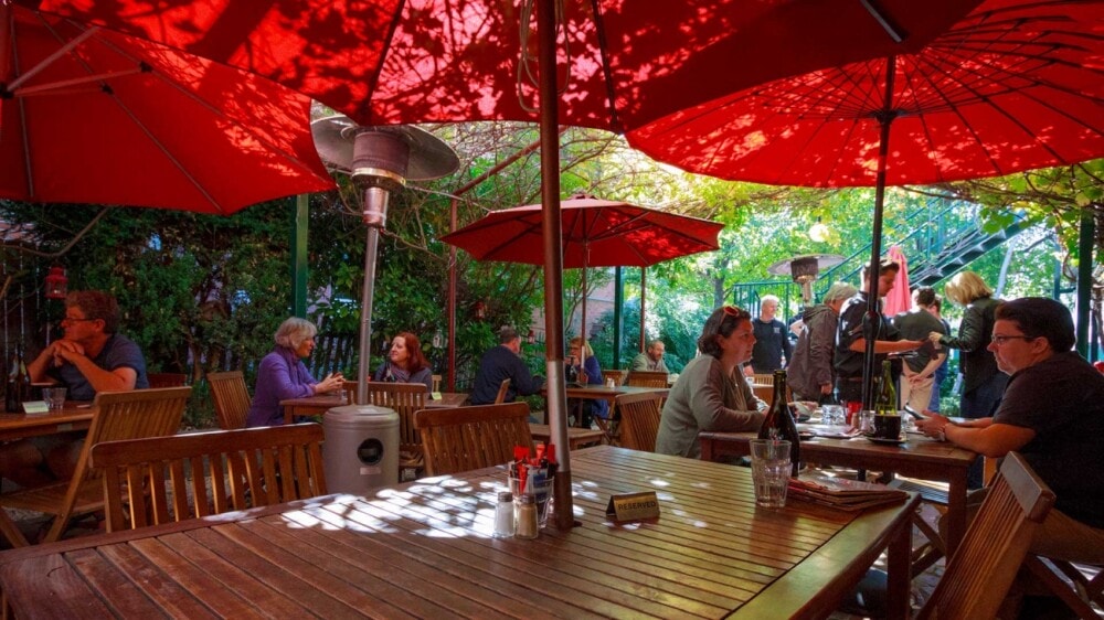 courtyard-dining-hub-cafe-bathurst-Travellarks-NSW - Travellarks courtyard-dining-hub-cafe-bathurst-Travellarks-NSW.jpg