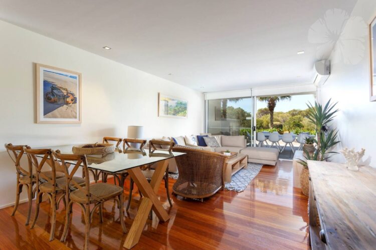 Bennetts-by-the-Beach-Hawks-Nest-NSW-Indoor-Dining-Travellarks