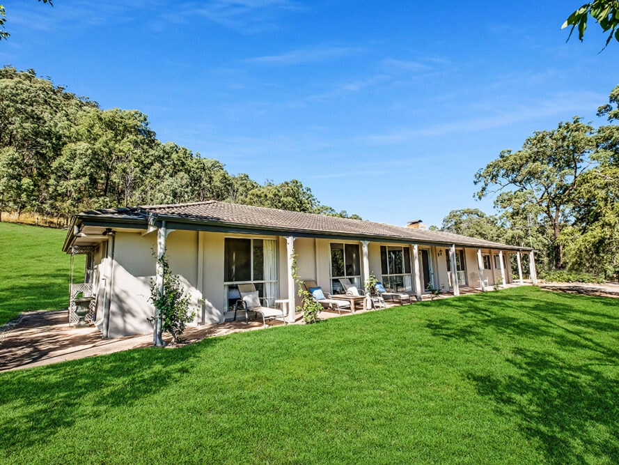 accommodation hunter valley rock view winmark travellarks verandah