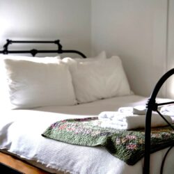 questa-bruny-island-inerior-bed-travellarks-accommodation