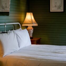 questa-bruny-island-interior-bedroom-lights-travellarks-accommodation