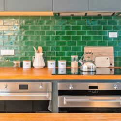 questa-bruny-island-ktichen-splashback-travellarks-accommodation