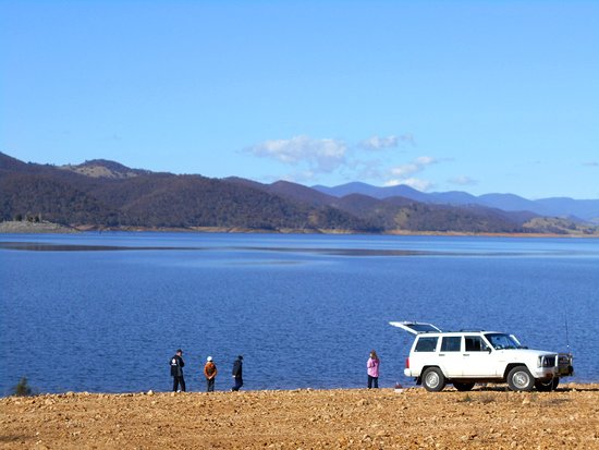 fishing-at-burrinjuck-dam-travellarks-accommodatoin - Travellarks Roadtrip-Canberra-to-Yass