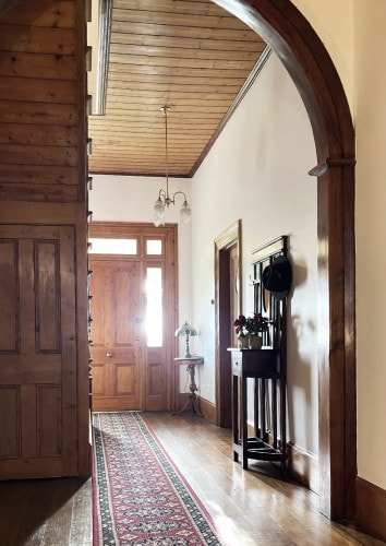 Cambridge-House-Geeveston-TAS-Travellarks-hallway.