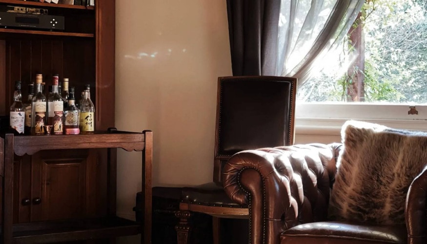 Cambridge-House-Geeveston-TAS-Travellarks-loungeroom