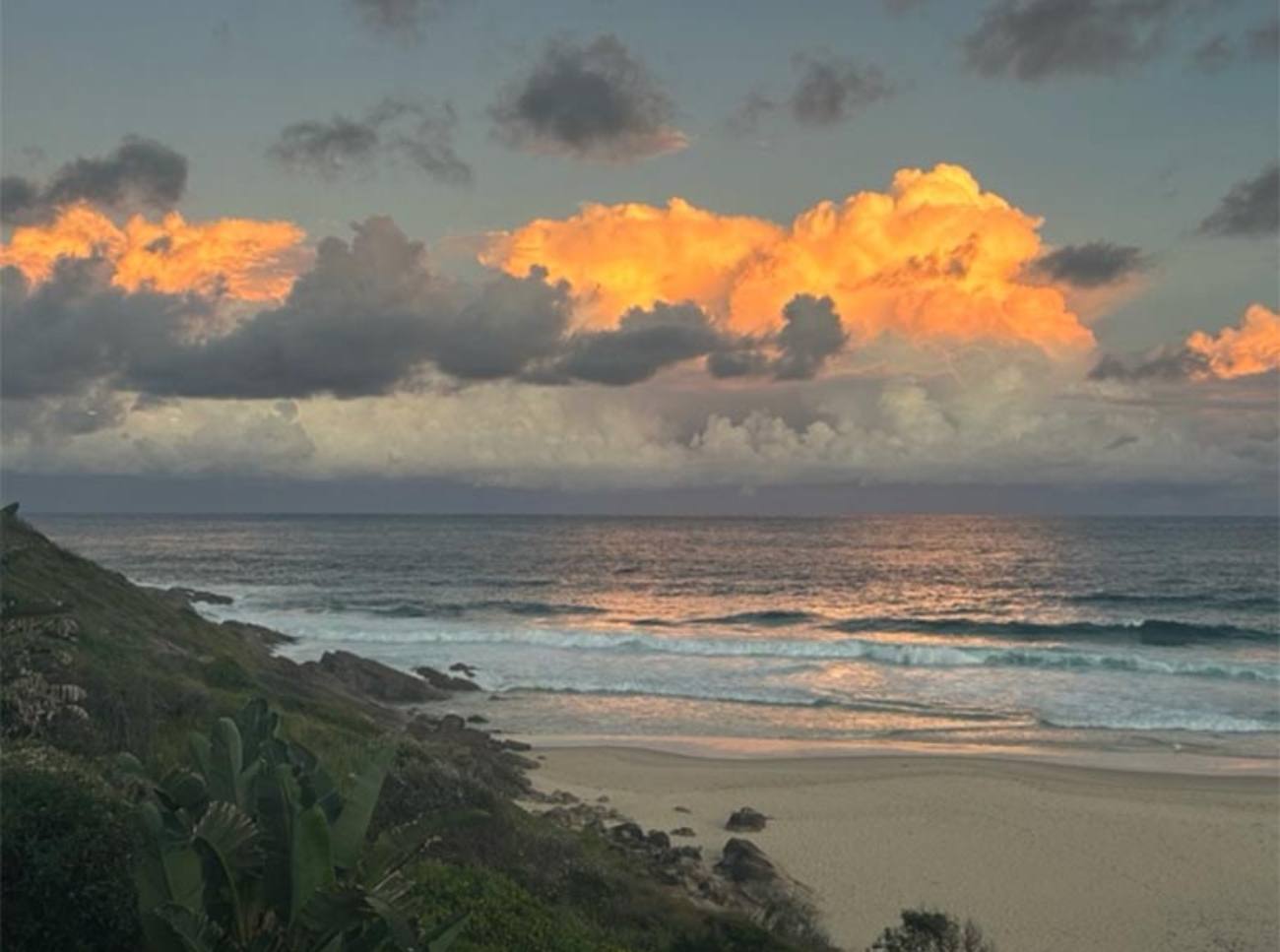 SeafusiongoldenhourssunsetBlueysBeachTravellarksNSW Travellarks Getaways Seafusion golden hours sunset Blueys Beach Travellarks NSW