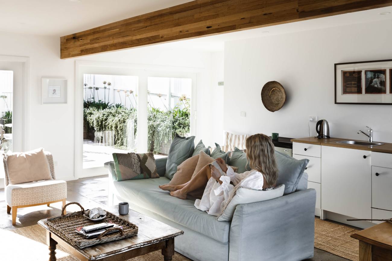 Walters Coles Bay Freycinet Tas Sofa2 Travellarks Bec Willox 