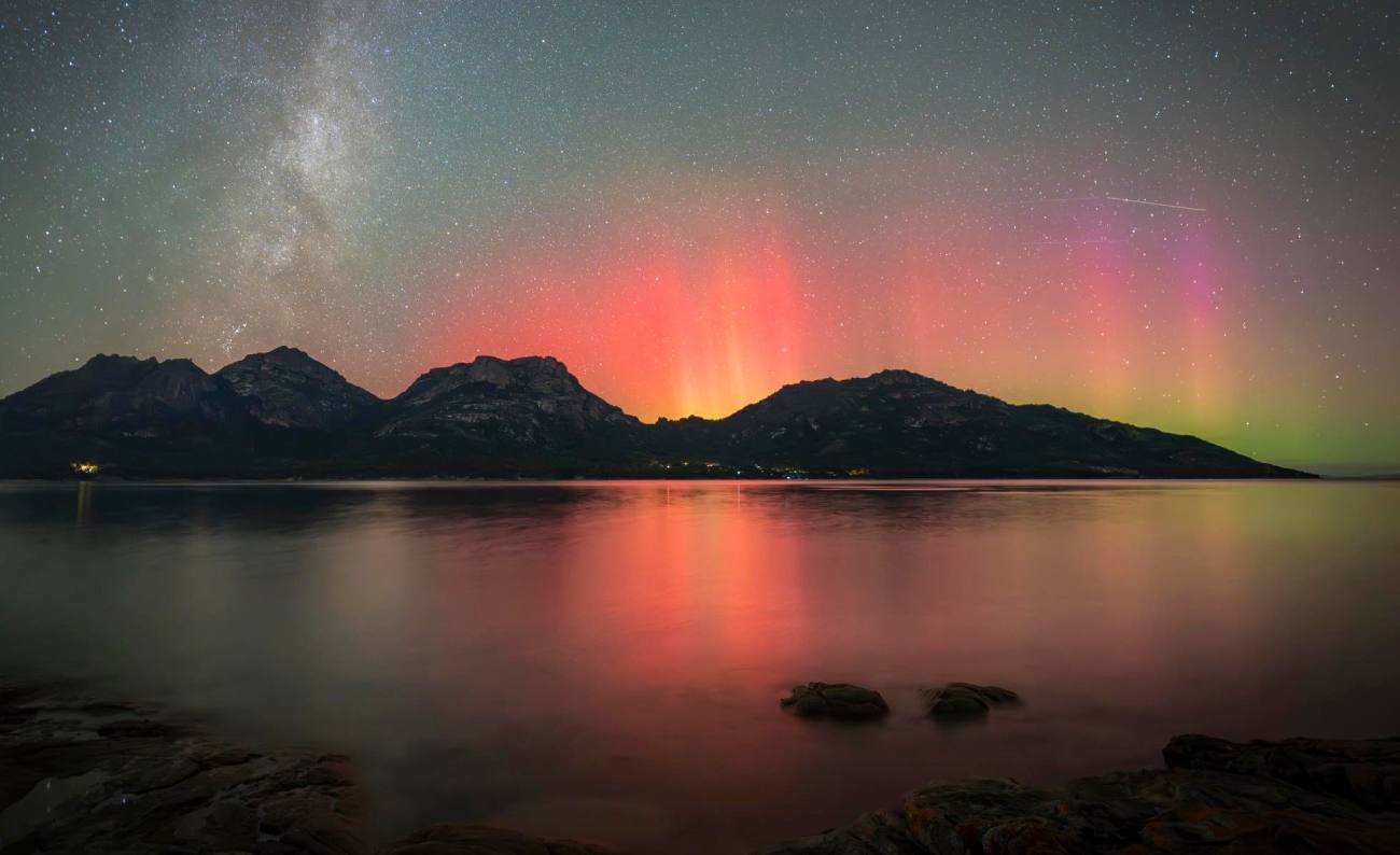 AuroraAustralisoverColesBayJillDaytonPhotographyTravellarksTasmania Travellarks Getaways Aurora Australis over Coles Bay Jill Dayton Photography Travellarks Tasmania