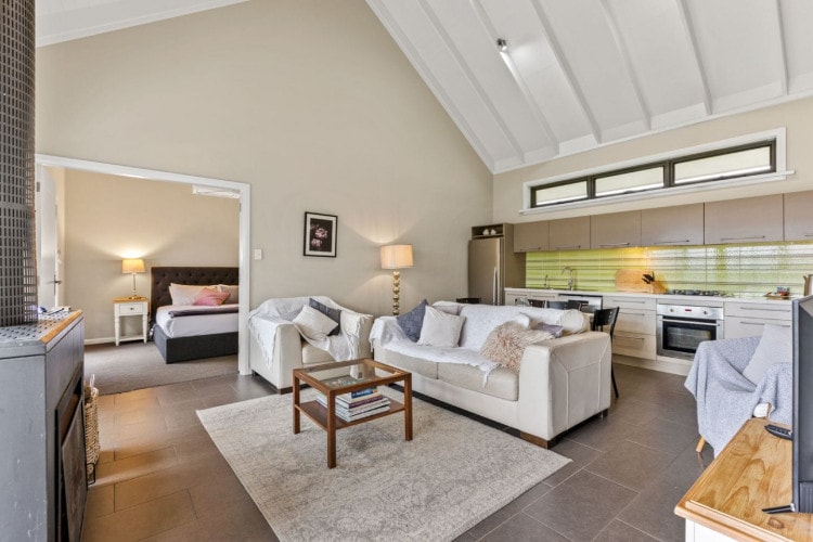 dryridge-estate-sunrise-lodges -living-room-travellarks-getaways