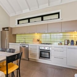 dryridge-estate-sunrise-lodge-kitchen-travellarks-getaway