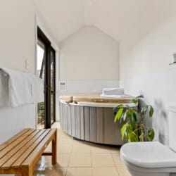 dryridge-estate-sunrise-lodge-bathtub-travellarks-getaways